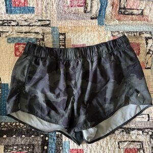 Old Navy Women's Black Camouflage Athletic Shorts